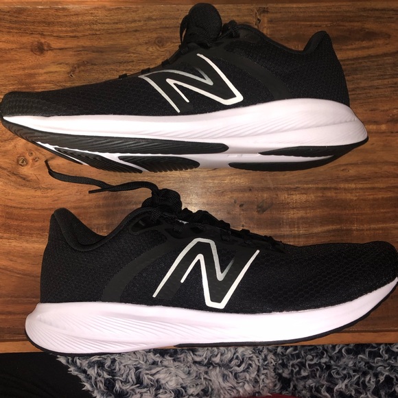 NEW Mens New Balance Black 8.5 Sneakers M413V2 - Picture 1 of 11